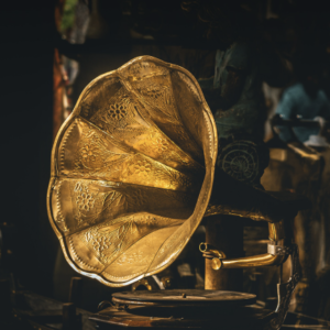 Vintage Style Gramophone Showpiece – Antique Finish Decorative Item